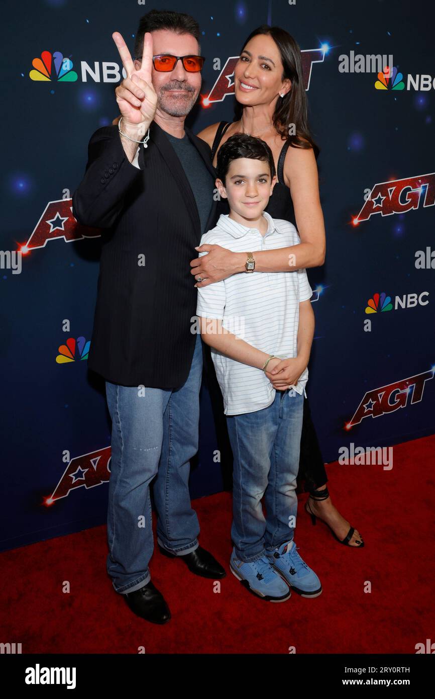 PASADENA, CA - SEPTEMBRE 27 : Simon Cowell avec Lauren Silverman et son fils Eric au America's Got Talent Season 18 Live Show à l'Hôtel Dena à Pasadena, Californie le 27 septembre 2023. Crédit : Faye Sadou/MediaPunch Banque D'Images