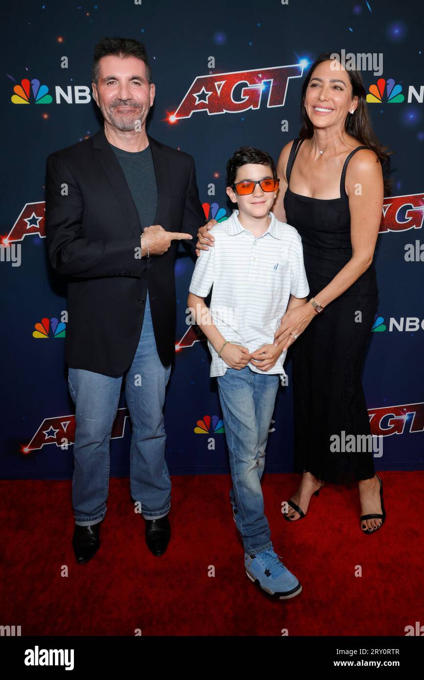 PASADENA, CA - SEPTEMBRE 27 : Simon Cowell avec Lauren Silverman et son fils Eric au America's Got Talent Season 18 Live Show à l'Hôtel Dena à Pasadena, Californie le 27 septembre 2023. Crédit : Faye Sadou/MediaPunch Banque D'Images