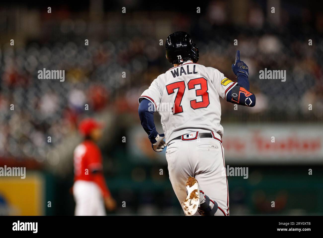 Le mur du Forrest des Atlanta Braves célèbre sa victoire après avoir frappé une maison de deux runs pendant le match 2 d'une double tête entre les Atlanta Braves et Washington Nation Banque D'Images