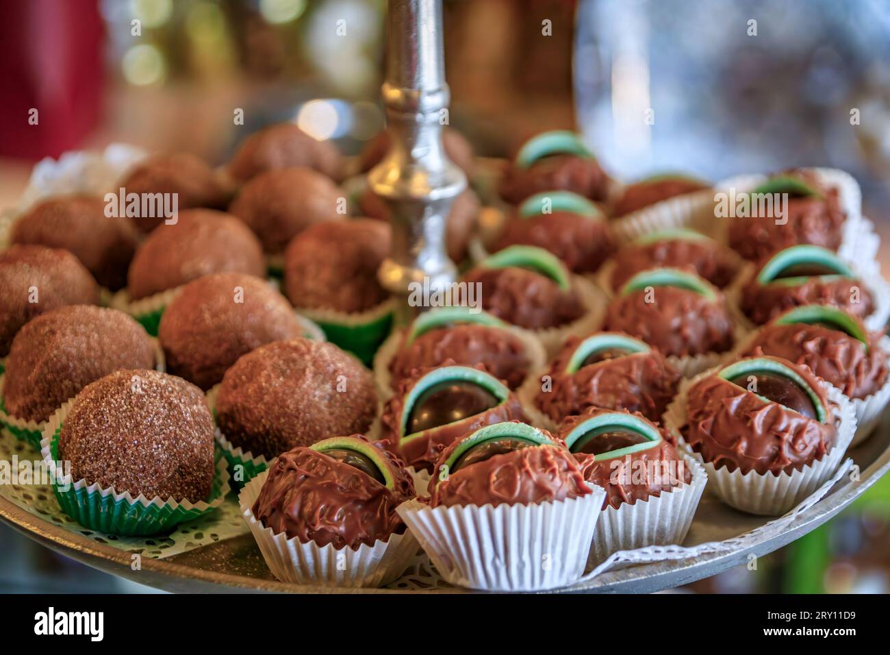 Chocolats artisanaux frais exposés dans un magasin de bonbons dans la vieille ville sur Grande Ile, le centre historique de Strasbourg, Alsace, France Banque D'Images