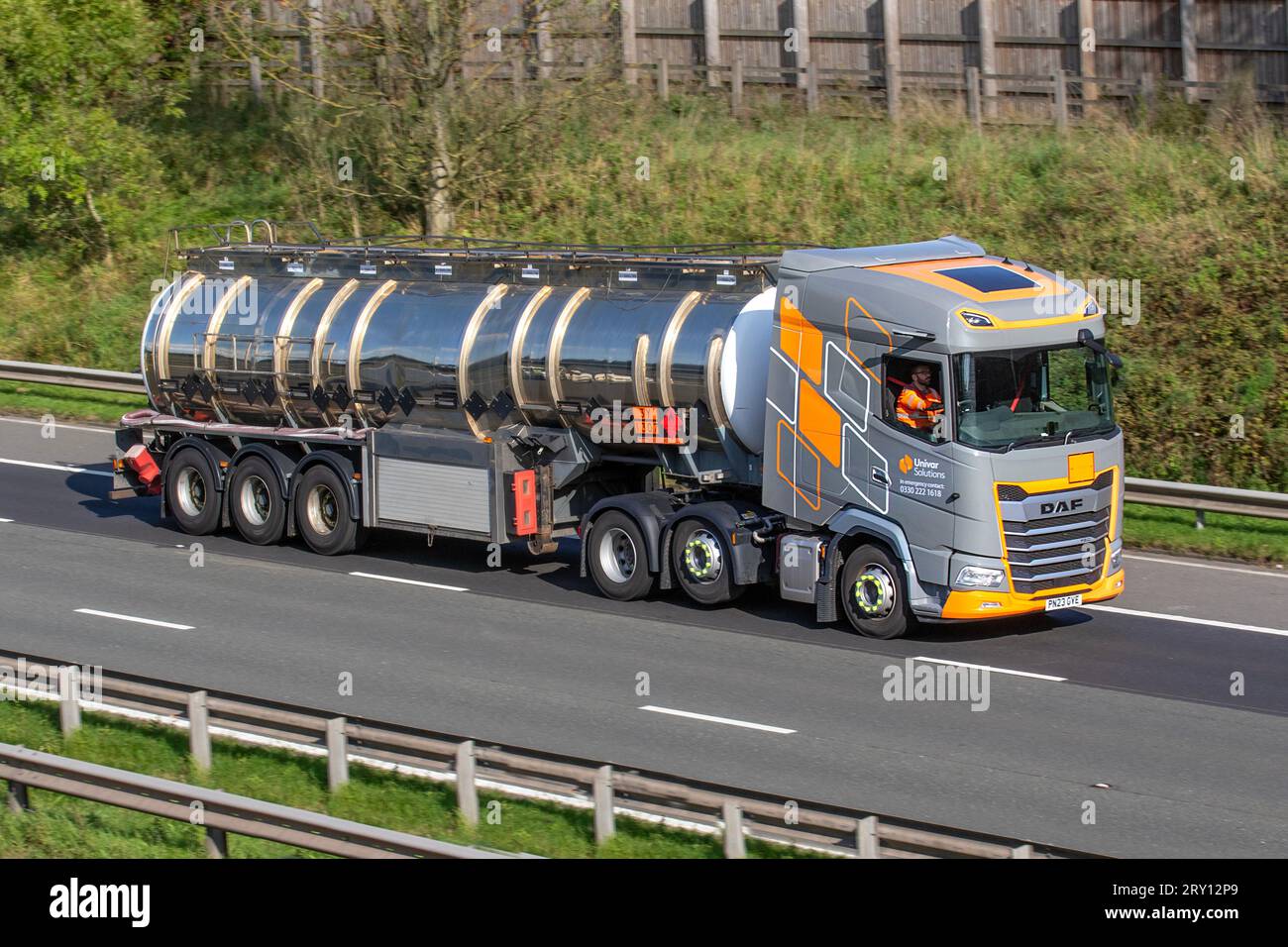 Univar Solutions Management Services Company ; camions à température contrôlée et camions-citernes chauffés. DAF Trucks Diesel 12902 cc ; voyageant à grande vitesse sur l'autoroute M6 dans le Grand Manchester, Royaume-Uni Banque D'Images