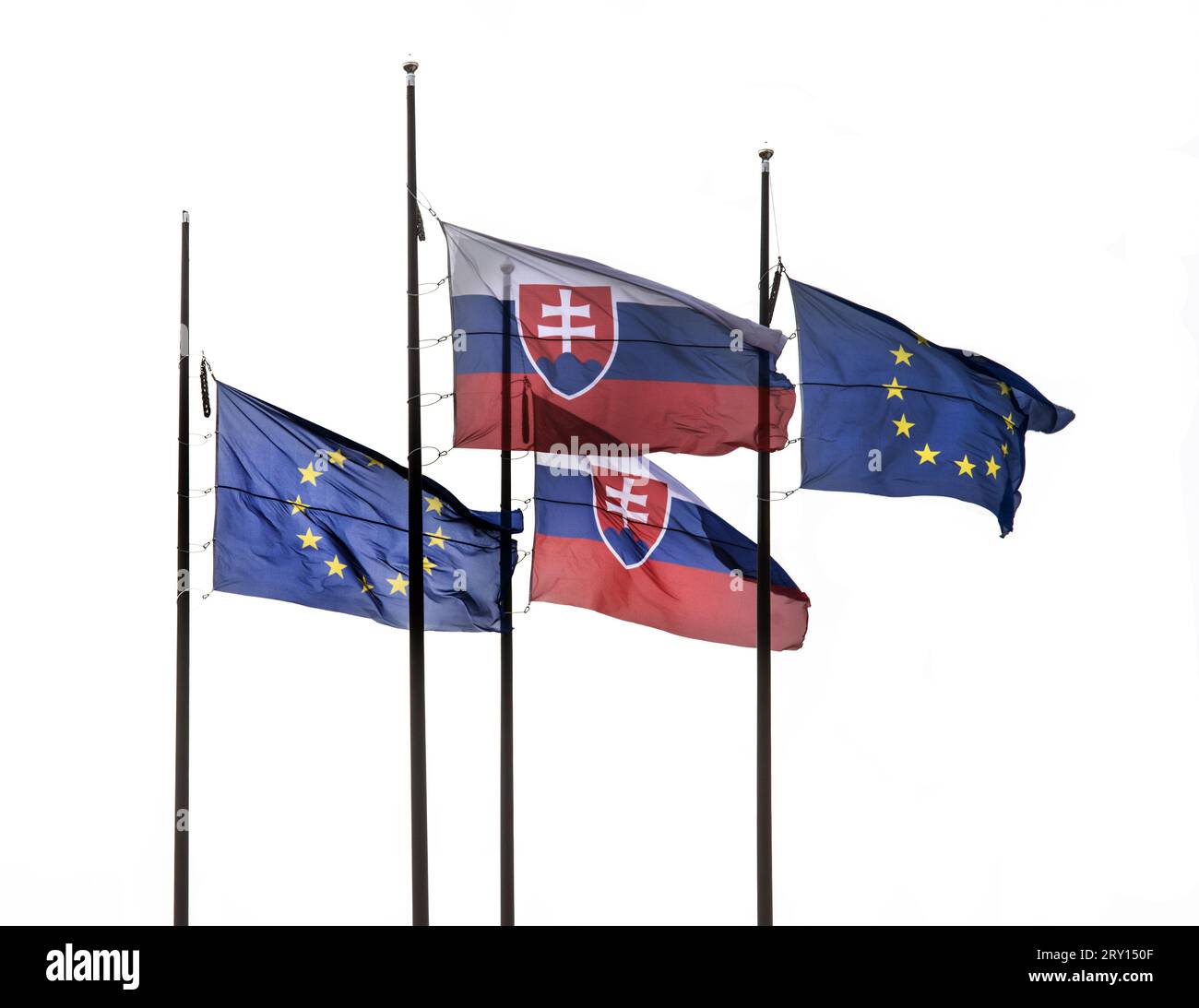Le drapeau de la Slovaquie et de l'Union européenne volant sur le mât isolé sur un fond transparent Banque D'Images