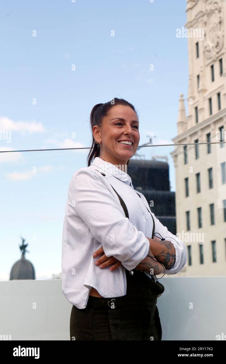 22 septembre 2023, Madrid, Madrid, Espagne : Maria del Mar Rodriguez Carnero (Malaga, 1975), connue artistiquement sous le nom de 'la mari', est une chanteuse espagnole, auteur-compositeur et chanteur du groupe Chambao, posant pour les médias dans un hôtel bien connu du centre de Madrid (Espagne). 'La mari' a présenté le nouvel album de Chambao intitulé 'en la cresta del ahora', le retour tant attendu de 'la mari' avec la marque qui a fait d'elle une référence musicale pour toute une génération et la pionnière du froid flamenco. « Je suis Chambao et je voulais revenir à la musique électronique, au flamenco, à la musique mixte, qui est wh Banque D'Images