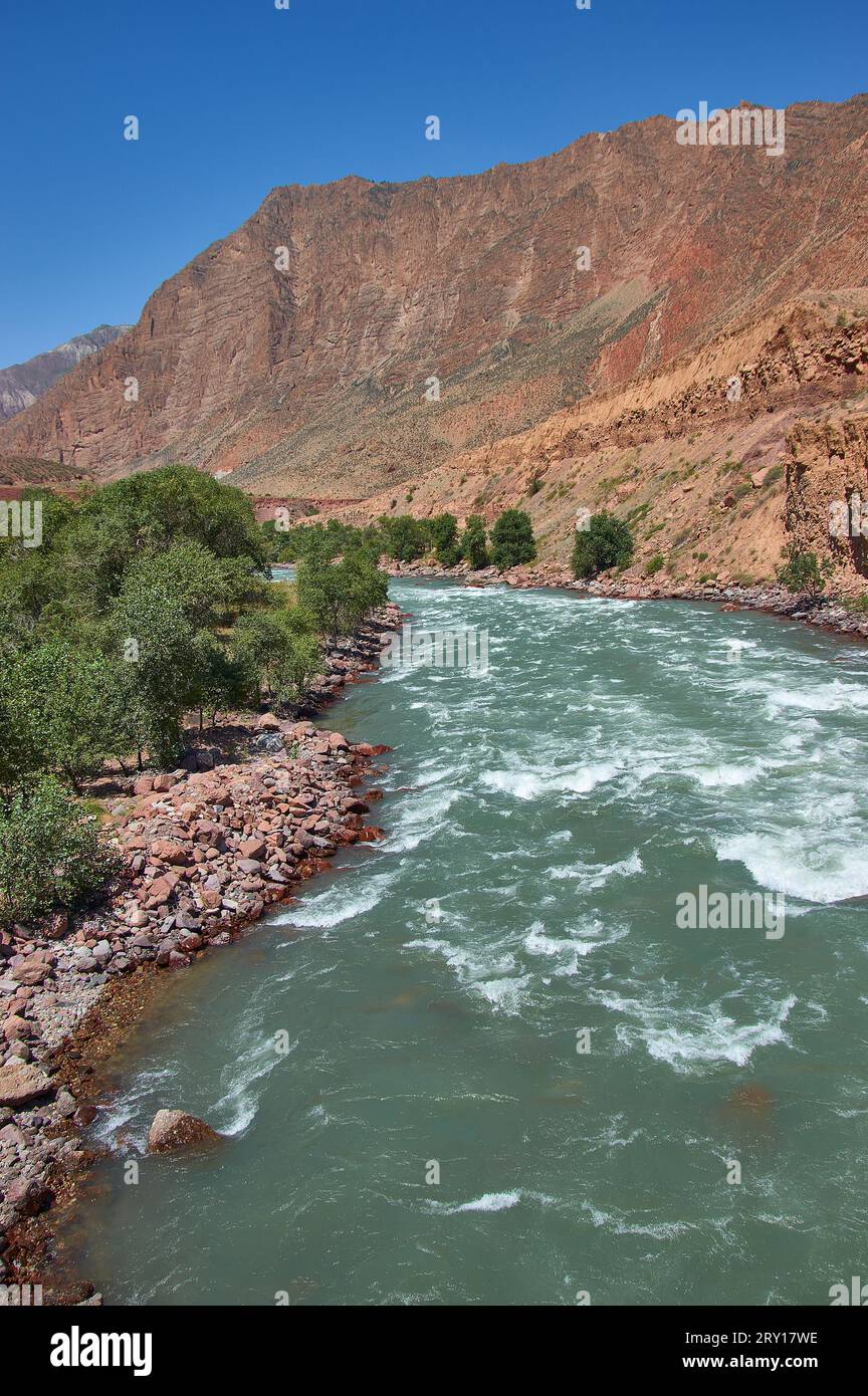 Nouvelle route Nord-Sud, canyon de la rivière Kekemeren, Kirghizistan. Banque D'Images