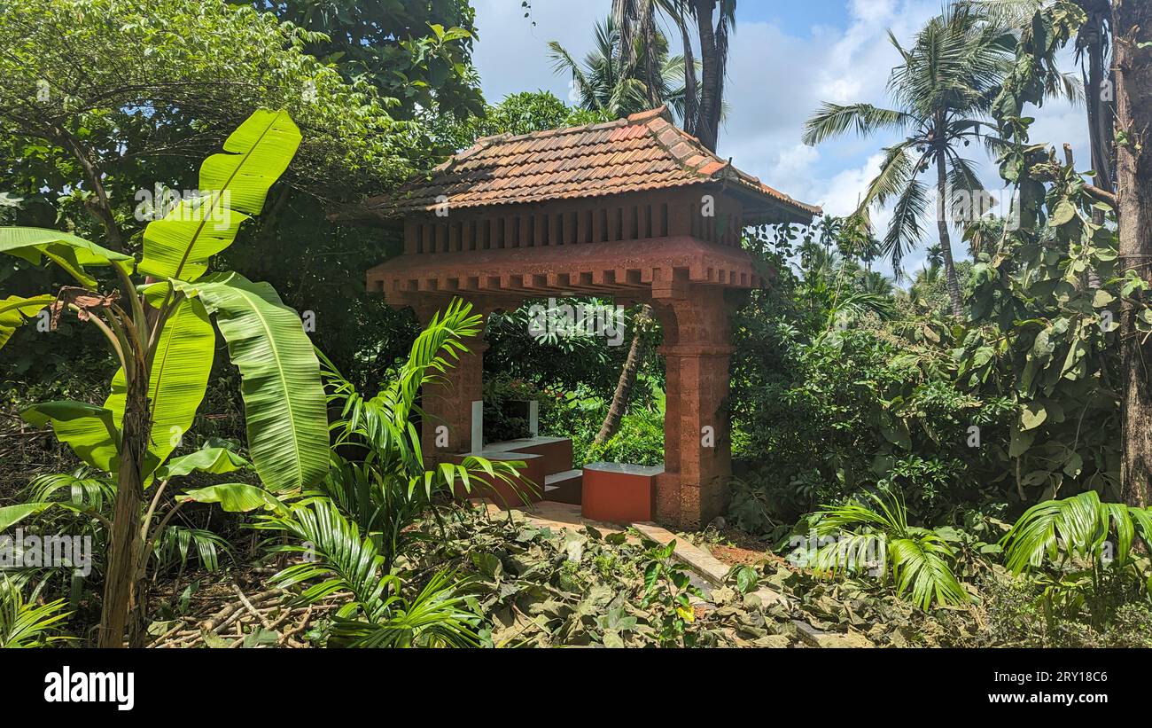 vestiges d'une ancienne porte d'entrée d'un temple dans la forêt verdoyante en été Banque D'Images