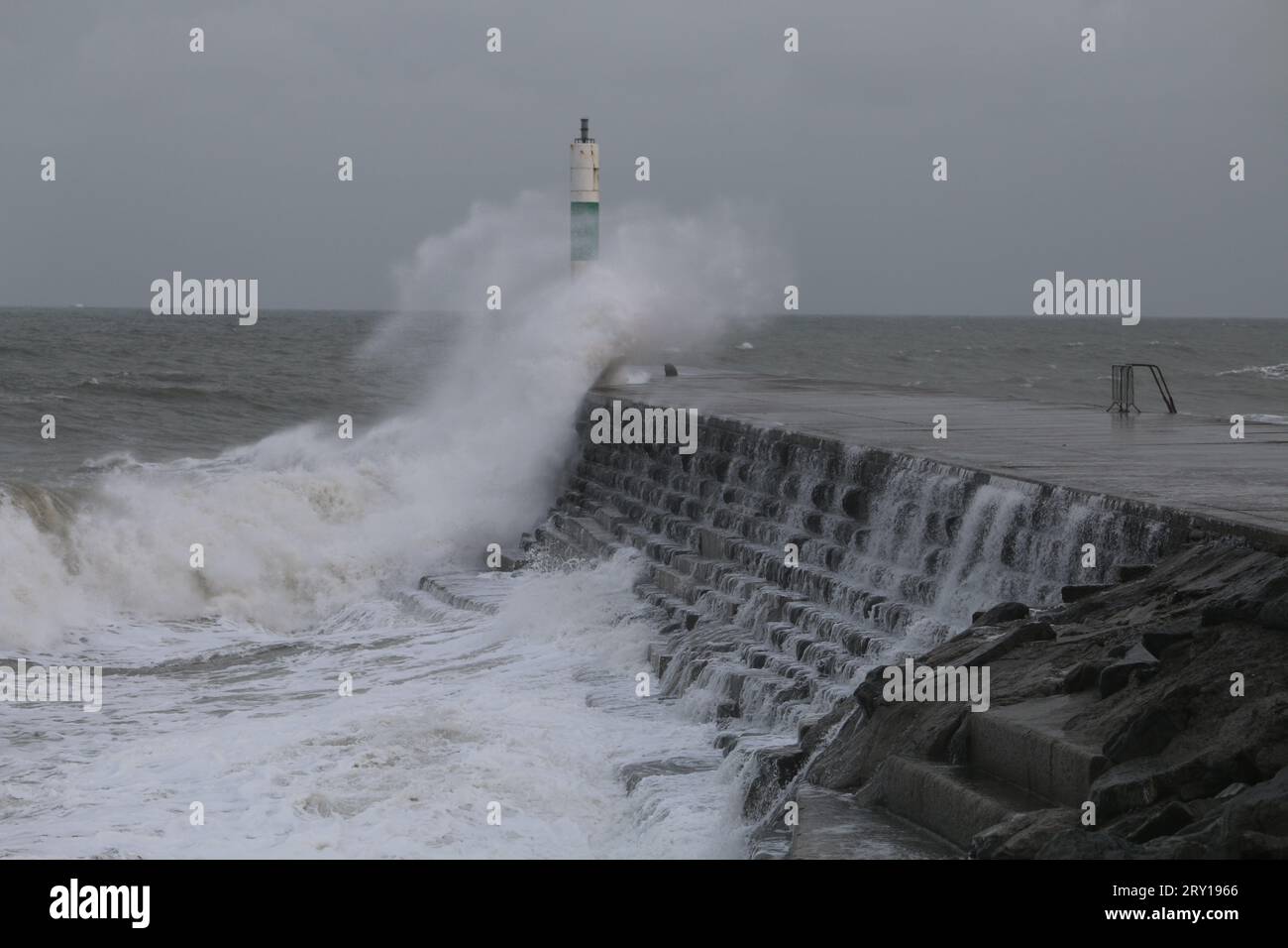 Aberystwyth pays de Galles UK météo 28 septembre 2023 . La tempête Agnes balaye le pays de Galles et le reste du Royaume-Uni pendant la nuit, des vents violents atteignant 80 km/h mettant en danger la vie et les biens avec de grosses vagues qui brisent les défenses marines à marée haute. Crédit : mikedaves/Alamy Live News Banque D'Images