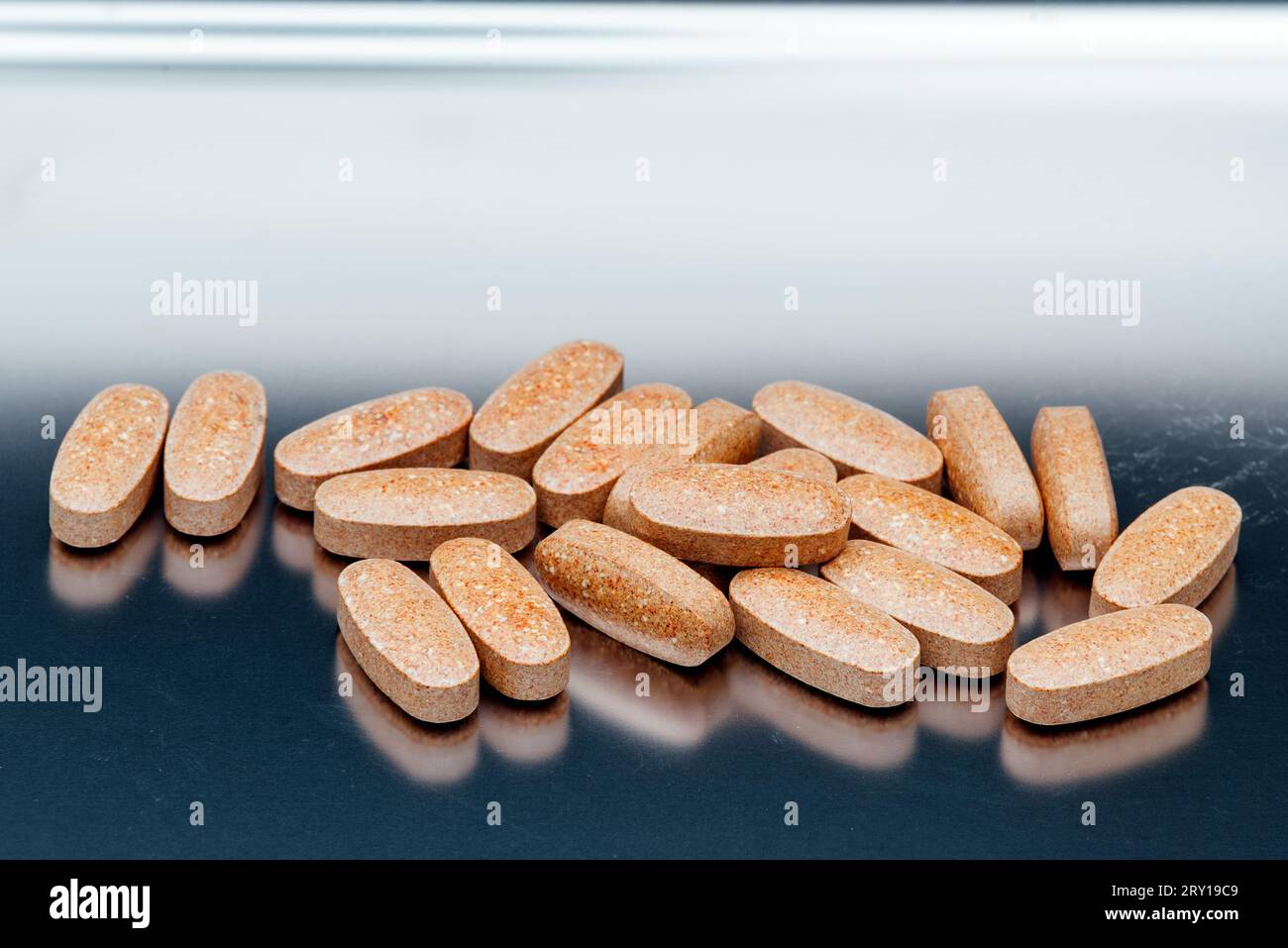 pilules et vitamines sur un plateau en acier inoxydable Banque D'Images