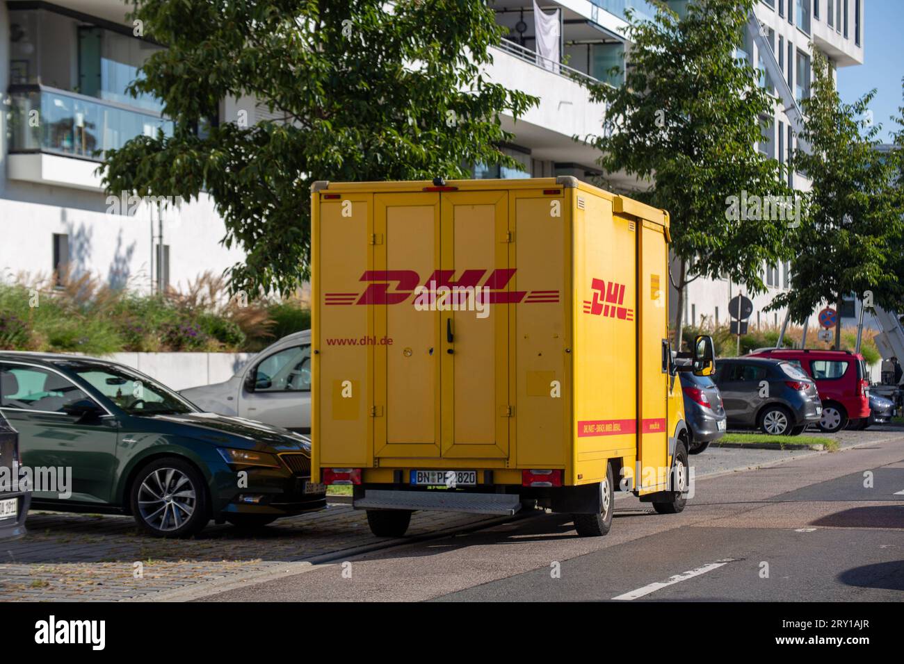 DHL-Zustellfahrzeug à Karlsruhe, Baden-Württemberg *** véhicule de livraison DHL à Karlsruhe, Baden Württemberg Copyright : xx Banque D'Images