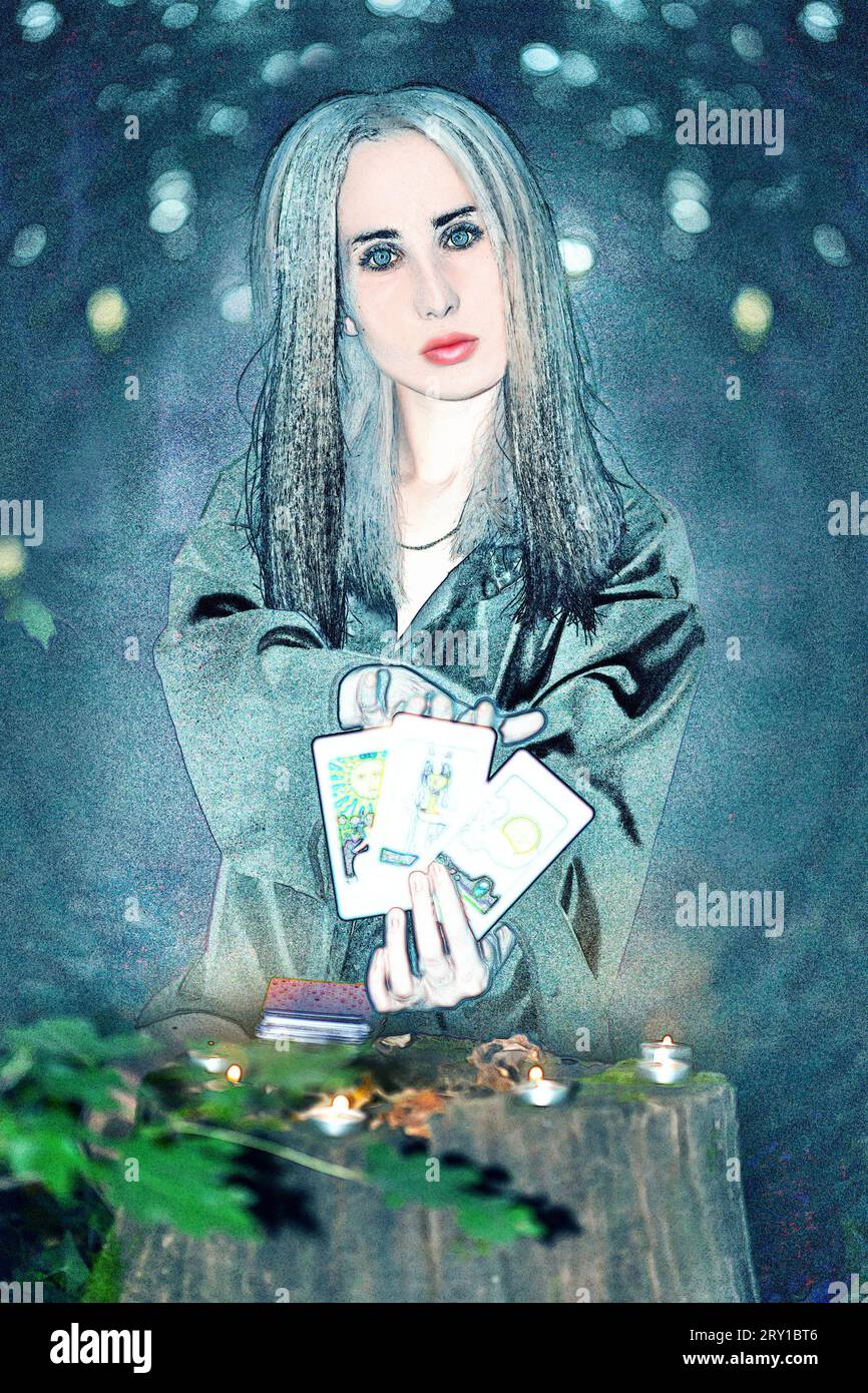 Une femme aux cheveux longs pose des cartes de Tarot. Diseuse de fortune de la forêt, sorcière. Banque D'Images