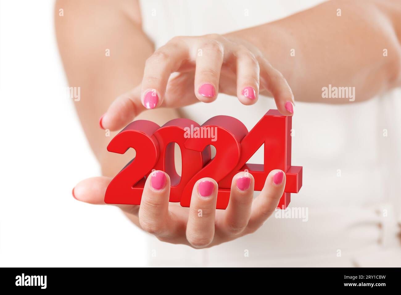Deux mains de femme protégeant le nouvel an 2024 signe sur un fond blanc. Banque D'Images