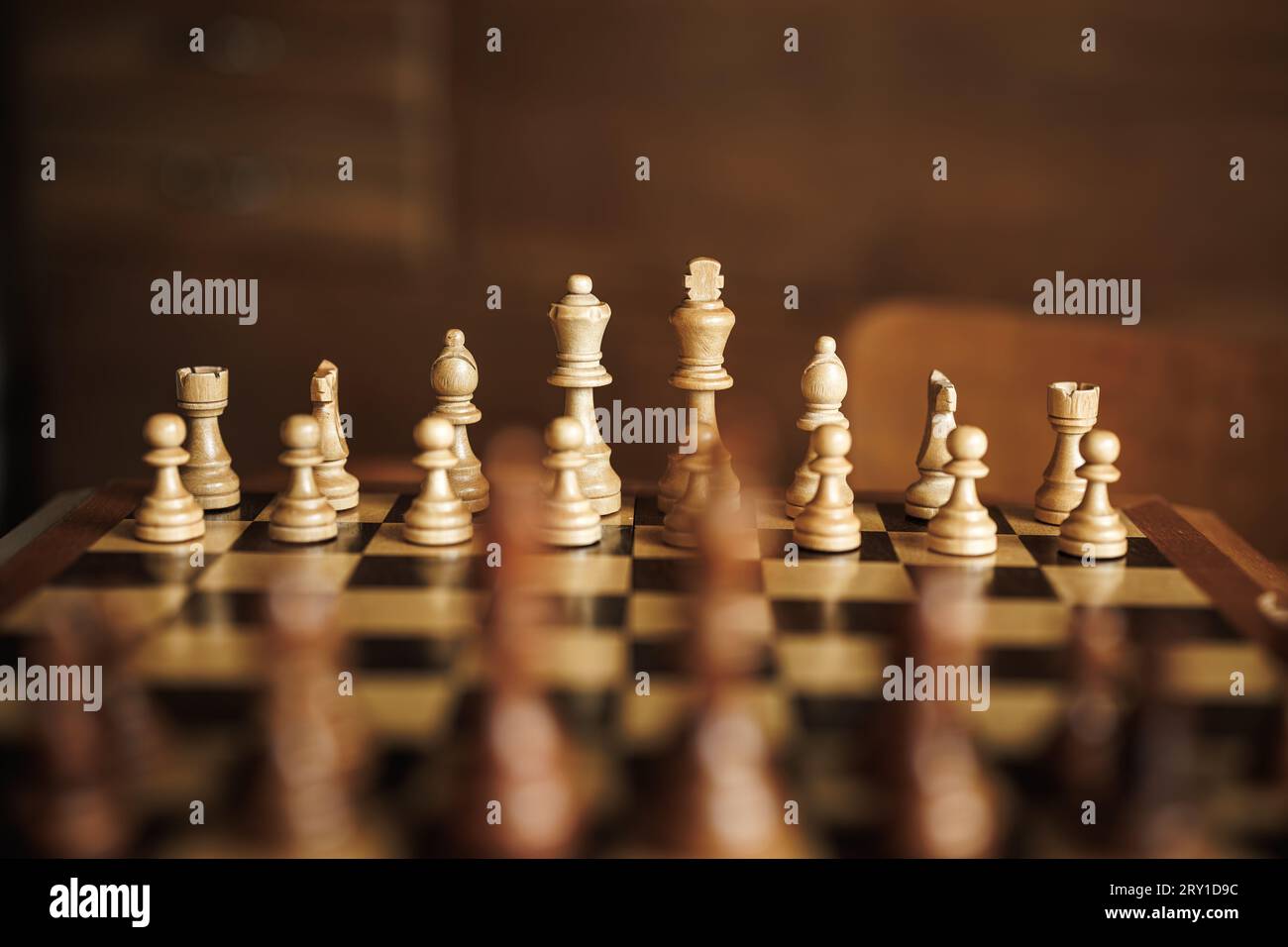 Échiquier en bois avec jeu de pièces d'échecs sur la table. Jeu de plateau de loisirs. Mise au point sélective Banque D'Images