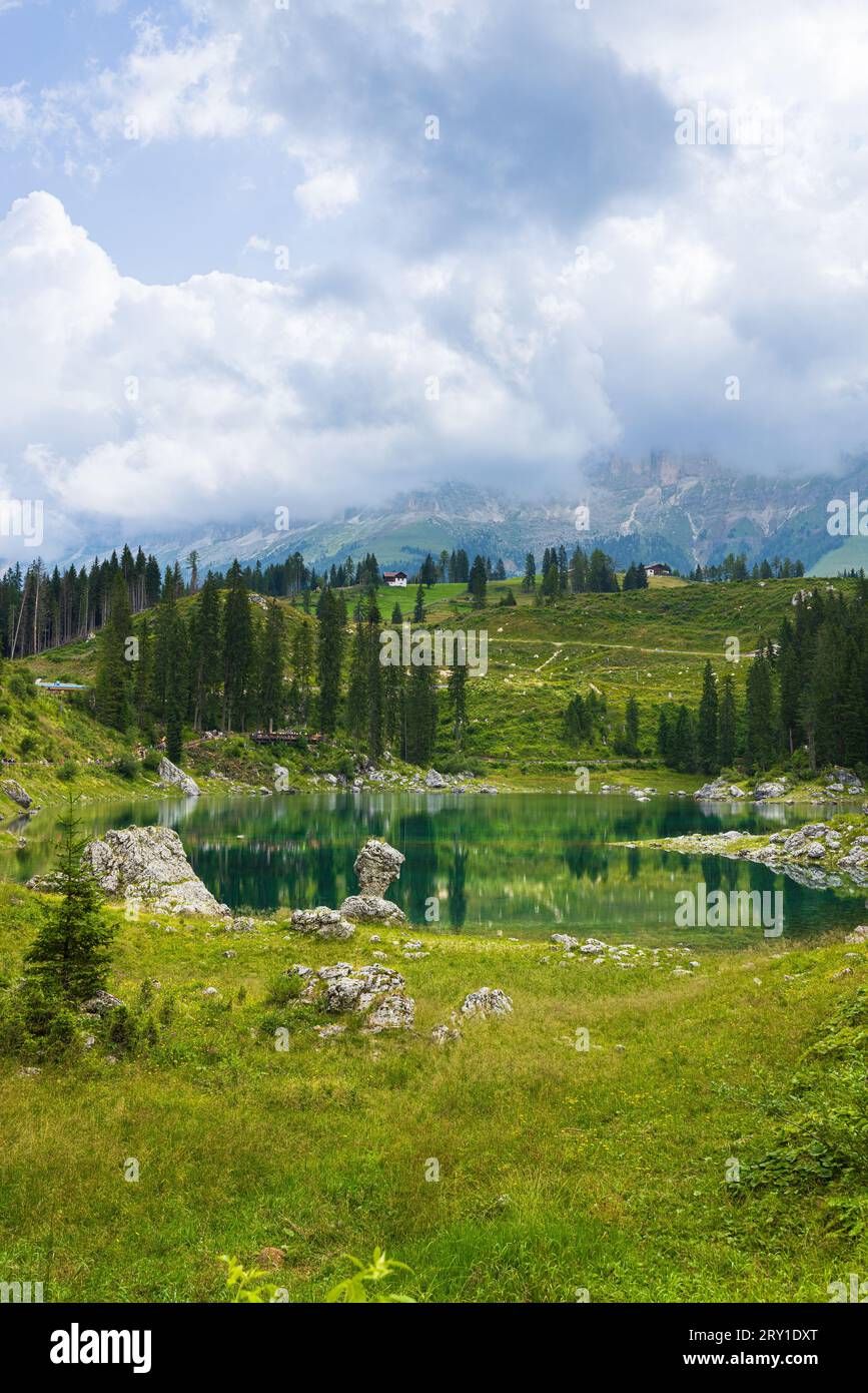 Une vue sur le Carezza lek et la campagne dans Val di Fassa Banque D'Images