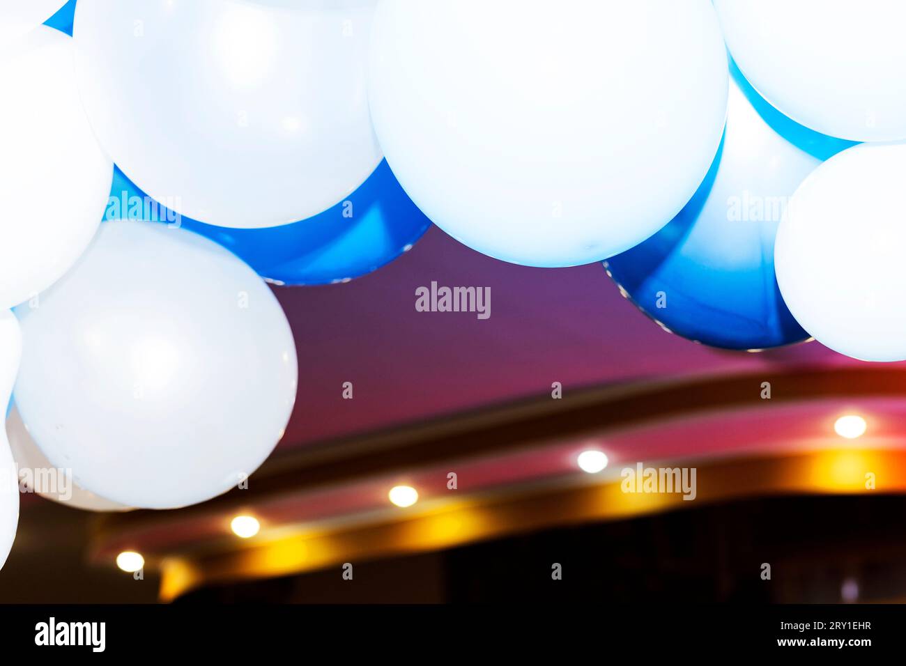 Chambre décorée avec des ballons colorés pour la fête. décor festif pour le mariage. fond de mariage. lieu de la cérémonie de mariage. Banque D'Images