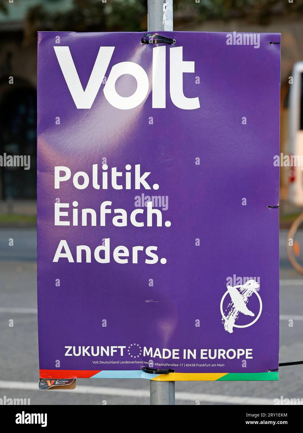 27.09.2023 Wahlplakate Landtagswahl Hessen 2023 Wahlkampfplakate großer und kleiner Parteien VOLT Schriftzug Politik. Einfach. Anders. Zukunft fabriqué en Europe Darmstadt Hessen Deutschland *** 27 09 2023 affiches électorales État élection Hesse 2023 affiches de campagne électorale grands et petits partis VOLT lettrage politique simplement différent avenir fabriqué en Europe Darmstadt Hesse Allemagne Banque D'Images