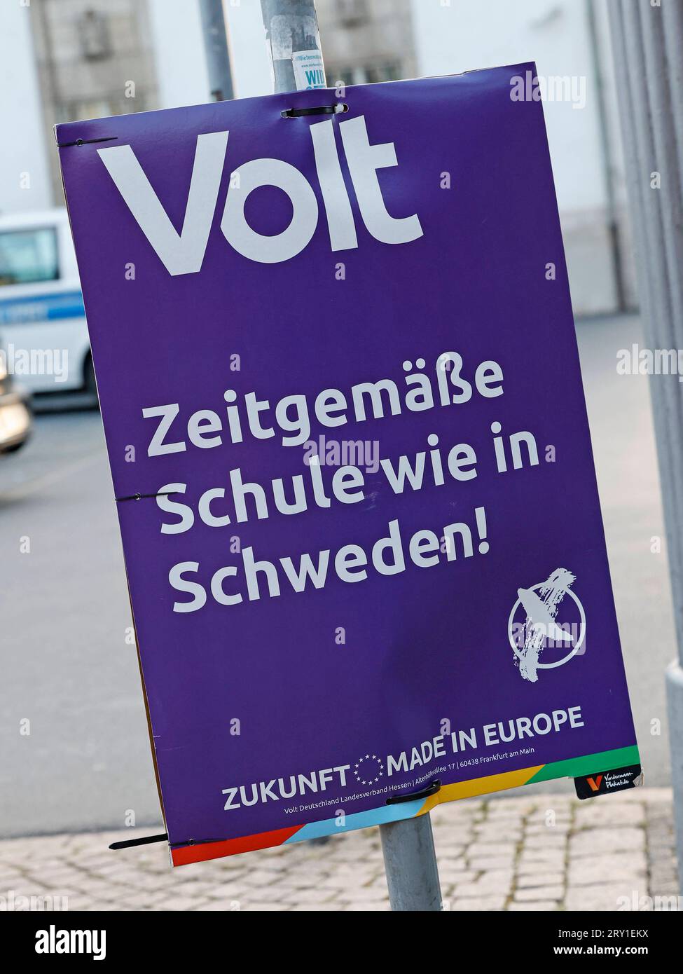27.09.2023 Wahlplakate Landtagswahl Hessen 2023 Wahlkampfplakate großer und kleiner Parteien VOLT Schriftzug Zeitgemäße Schule wie in Schweden Zukunft Made in Europe Darmstadt Hessen Deutschland *** 27 09 2023 affiches électorales état élection Hesse 2023 affiches de campagne électorale grandes et petites partis VOLT lettrage école contemporaine comme en Suède futur fabriqué en Europe Darmstadt Hesse Allemagne Banque D'Images