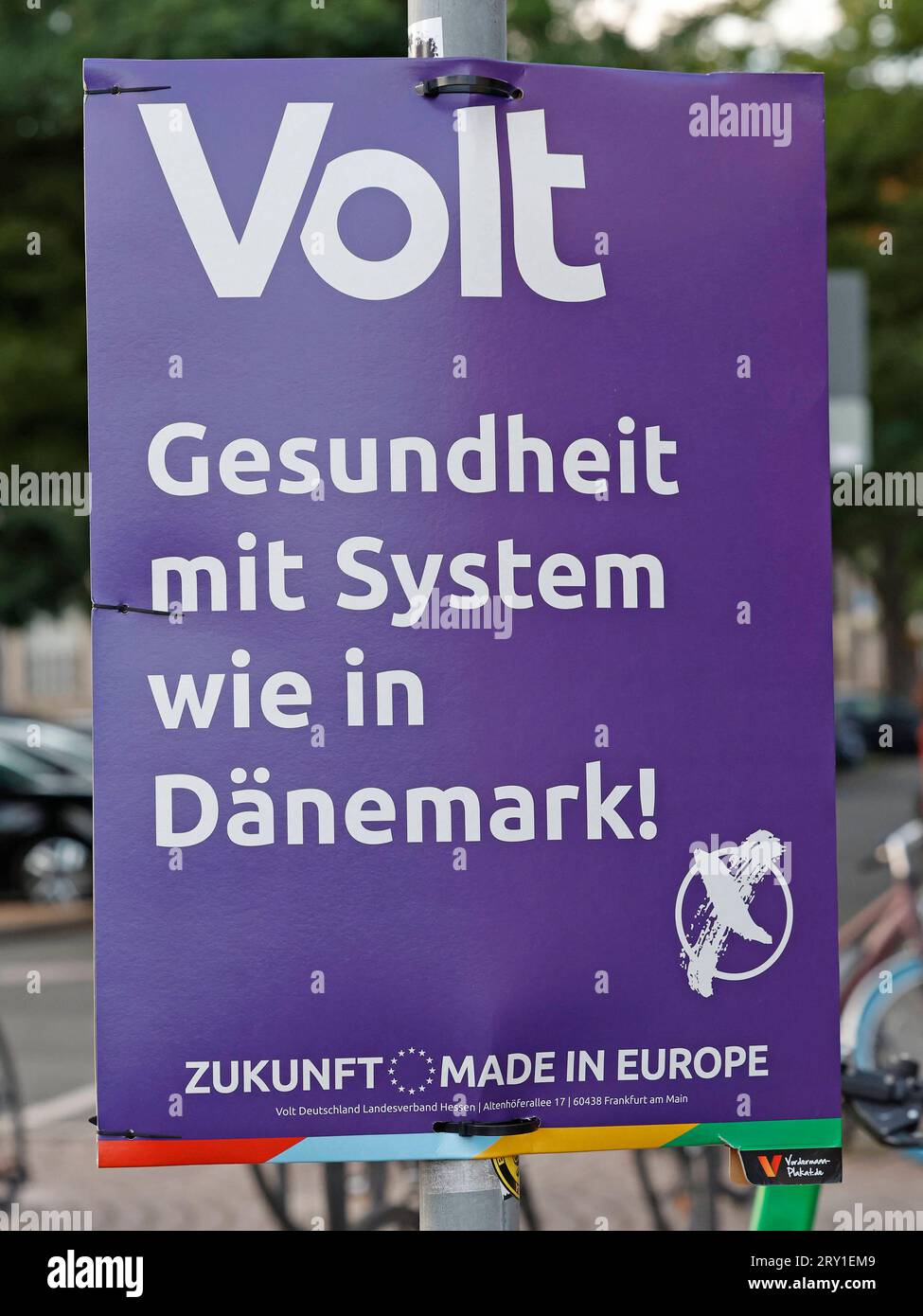 27.09.2023 Wahlplakate Landtagswahl Hessen 2023 Wahlkampfplakate großer und kleiner Parteien VOLT Schriftzug Gesundheit mit System wie in Dänemark Zukunft Made en Europe Darmstadt Hessen Deutschland *** 27 09 2023 affiches électorales état élection Hesse 2023 affiches de campagne électorale grand et petites parties VOLT lettrage santé avec système comme au Danemark futur fabriqué en Europe Darmstadt Hesse Allemagne Banque D'Images