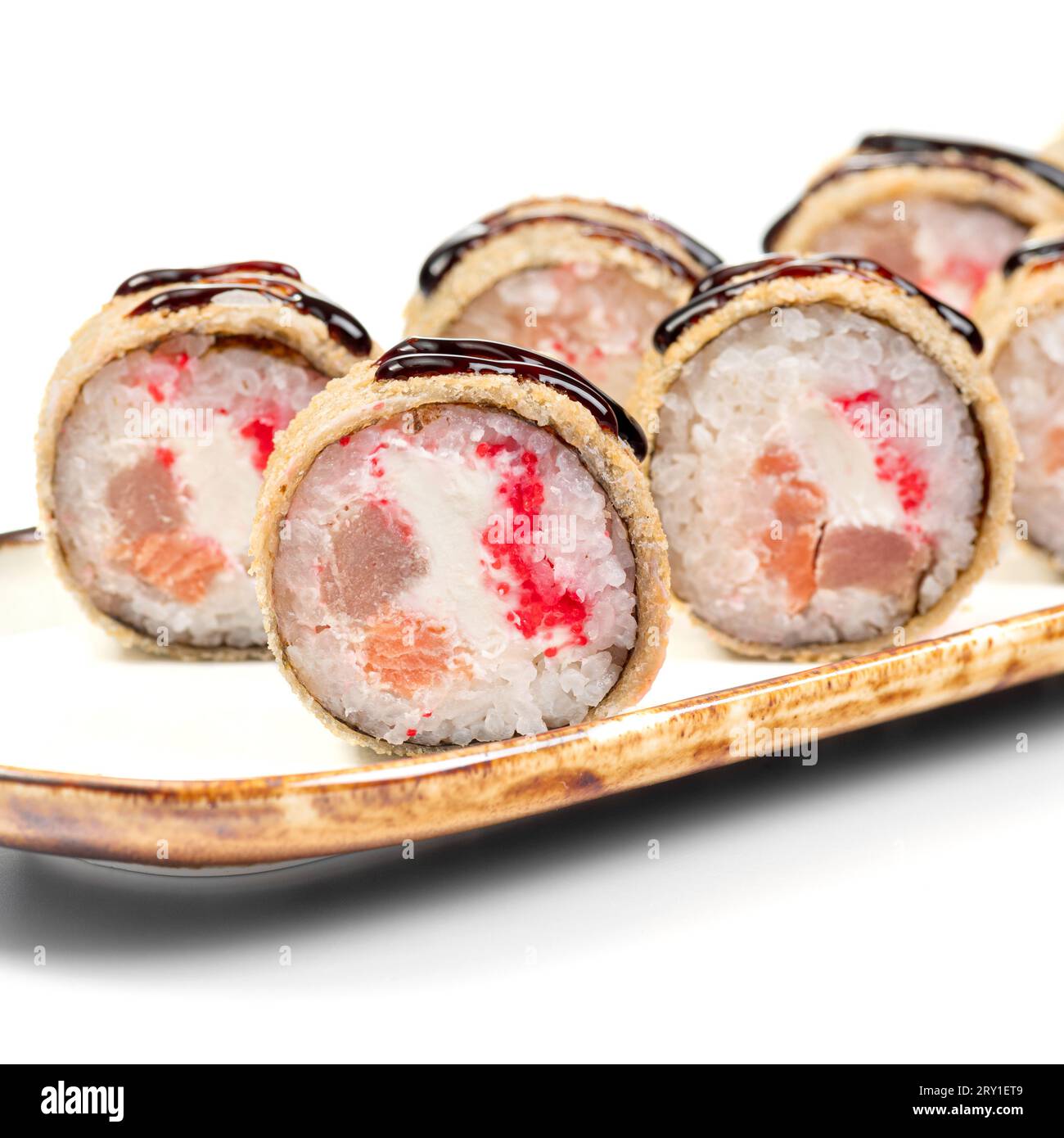 ROULER TEMPURA SAKÉ MAGURO riz, nori, fromage, saumon, thon sur fond blanc. Espace de copie. Gros plan. Cuisine japonaise. Photo du menu Banque D'Images