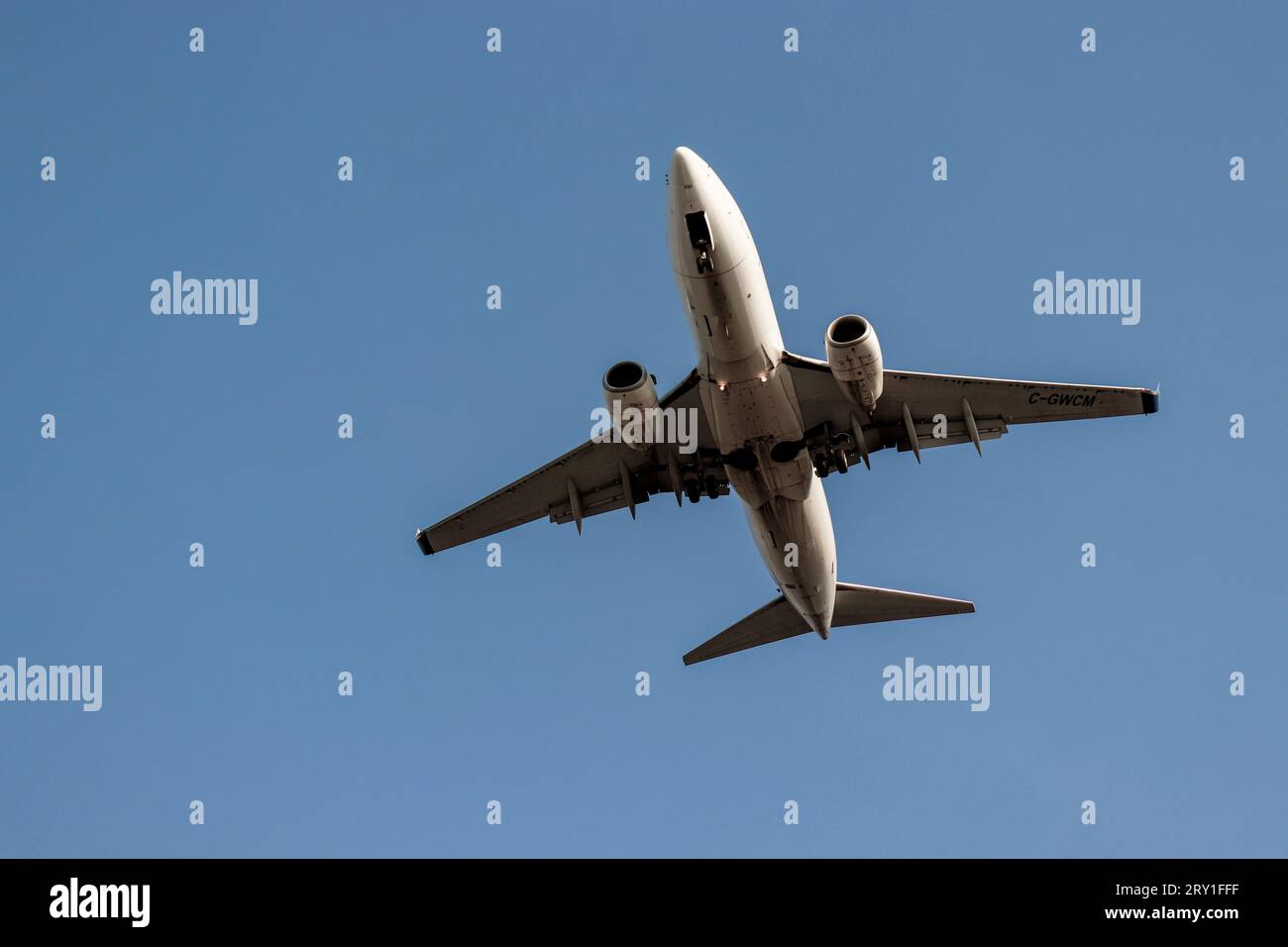Sous un Boeing 737-700 C-GWCM de WestJet Airlines un avion à faible coût canadien volant vers l'aéroport international de Vancouver (YVR) Banque D'Images