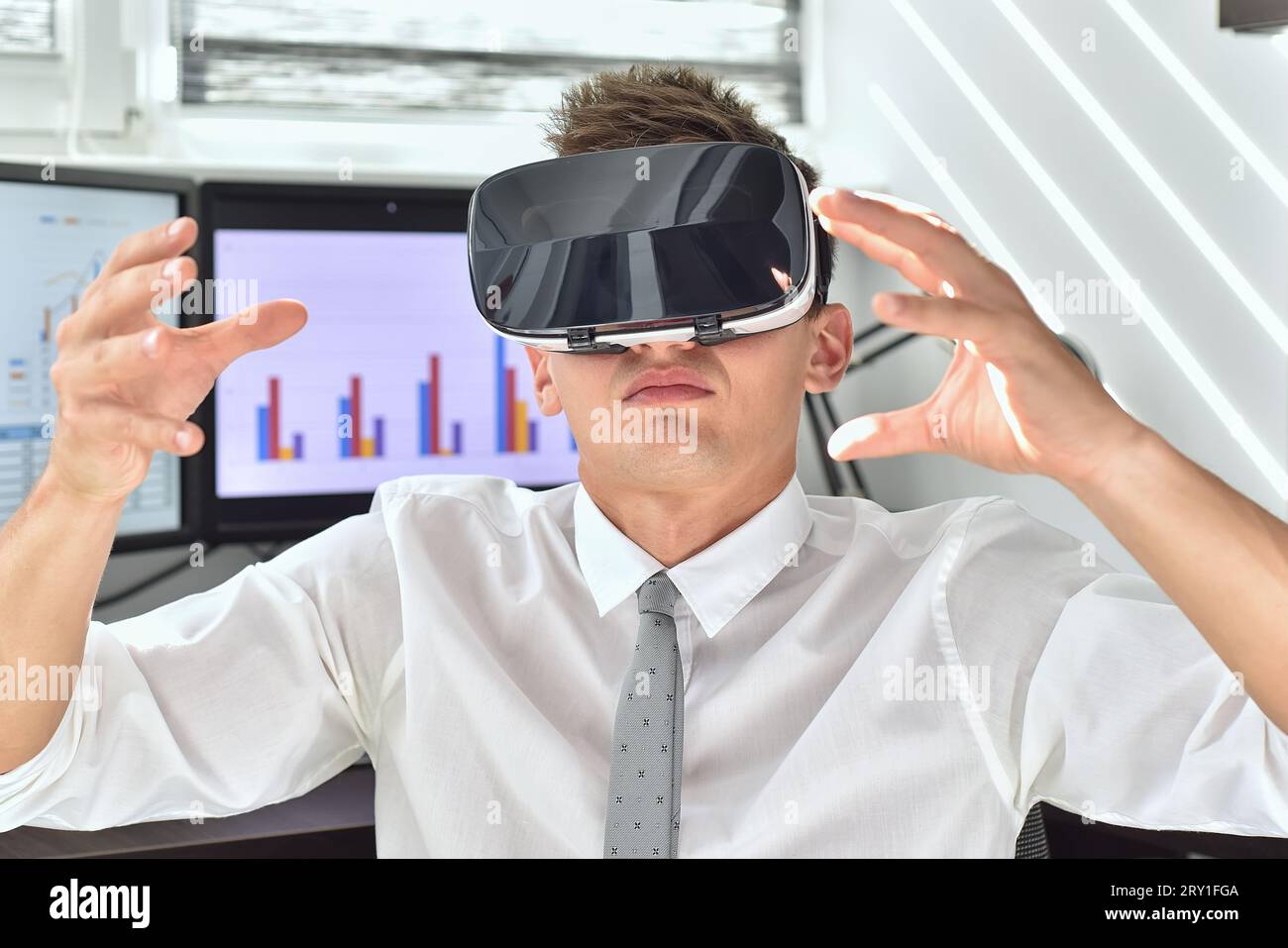Manager avec casque VR travaillant sur un rapport d'affaires virtuel. Concept interactif d'affaires et de technologie. Banque D'Images