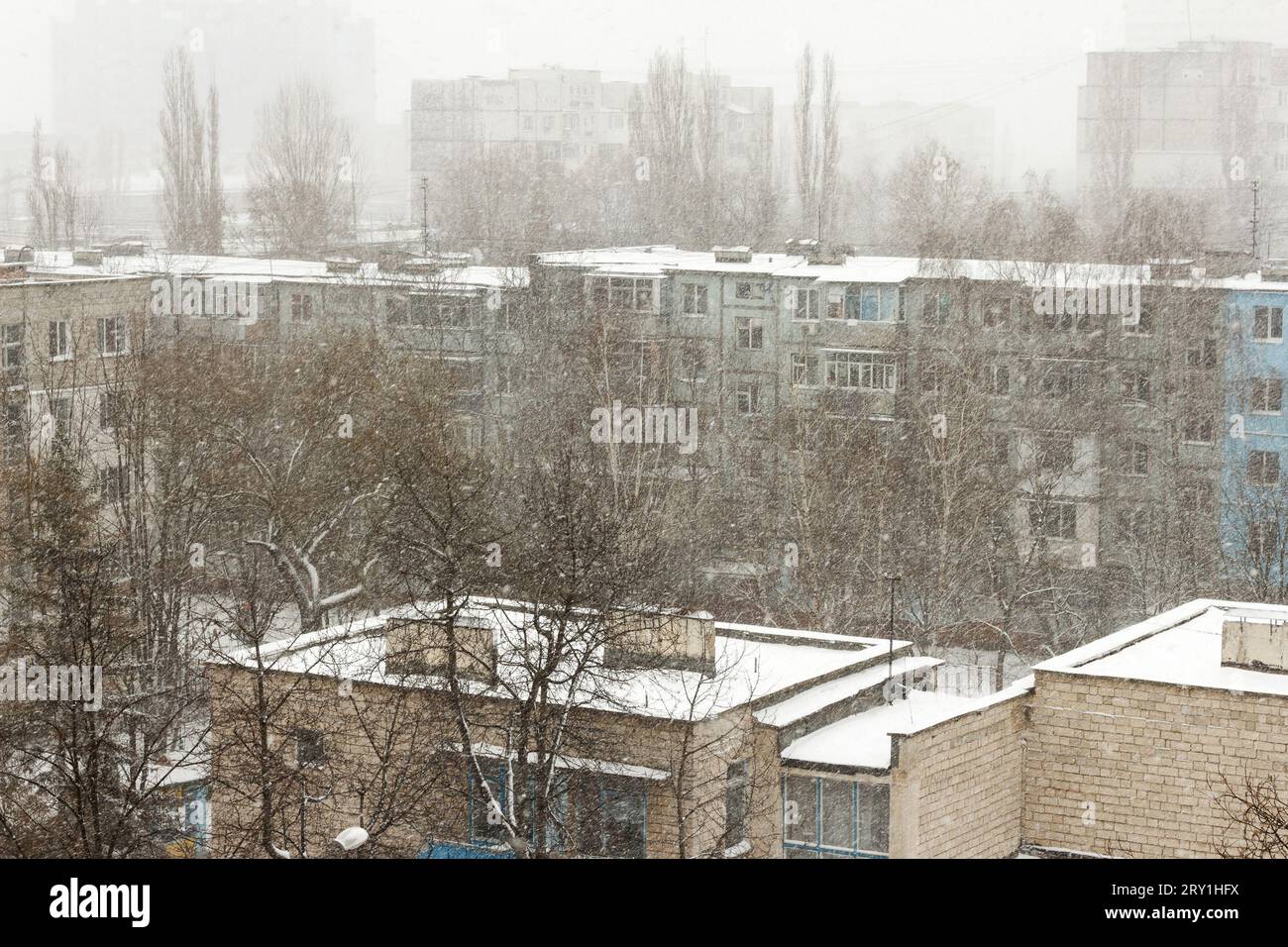 Toits d'hiver de maisons dans un blizzard Banque D'Images