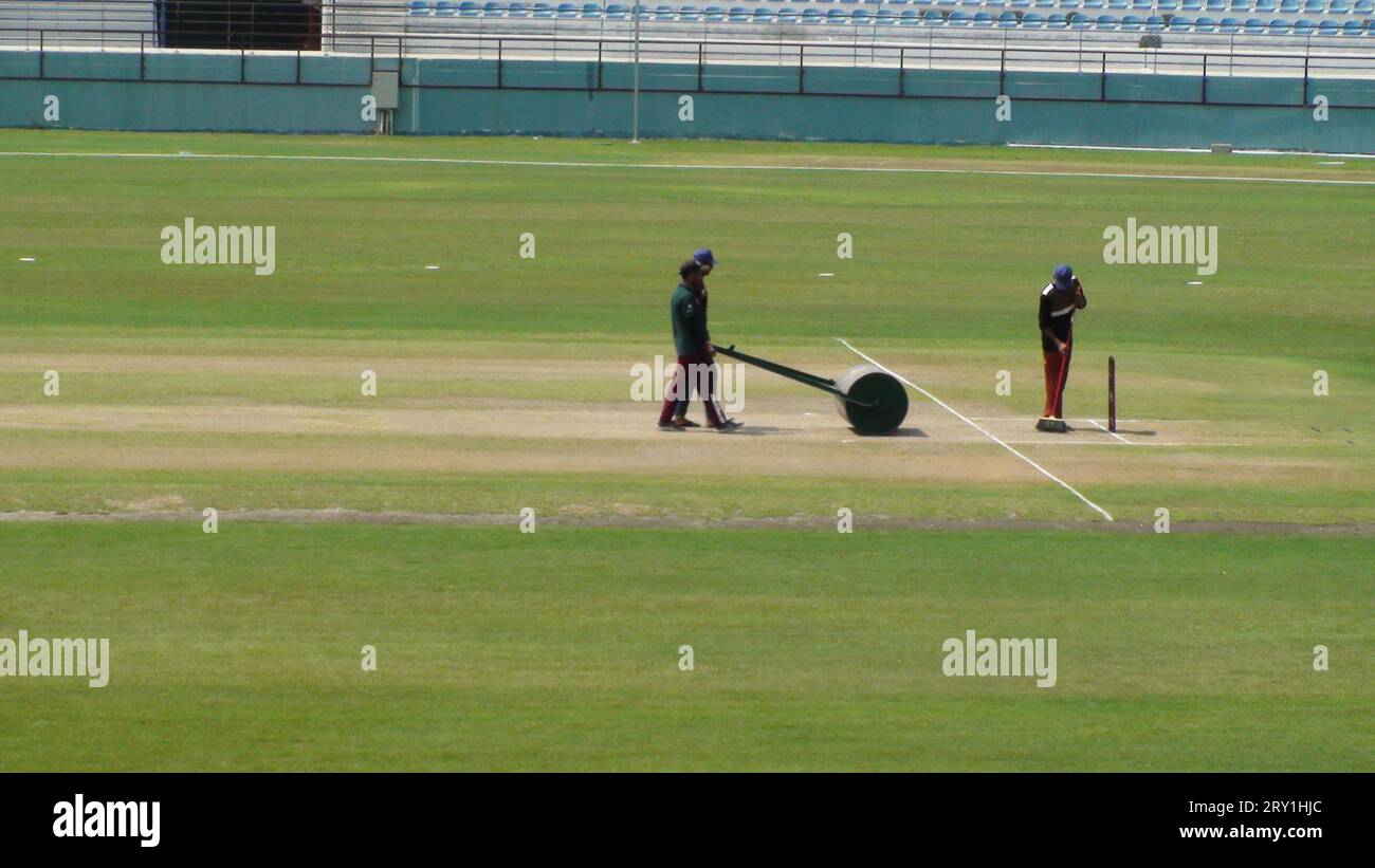 Les Groundsmen utilisant le rouleau léger lors de la qualification de