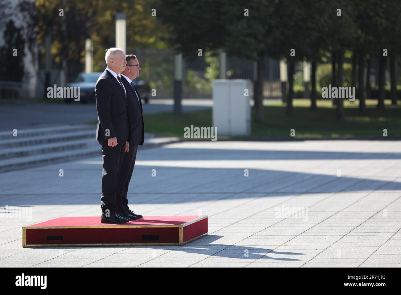 Berlin, Deutschland, 28.09.2023 : Empfang des israelischen Verteidigungsminisers, S.E. Yoav Gallant durch den deutschen Verteidigungsminister Boris Pistorius anlässlich der Zeichnung des joint DECLARATION of Intent und des Vertrags ARROW *** Berlin, Allemagne, 28 09 2023 réception du ministre israélien DE la Défense, h E Yoav Gallant par le ministre allemand de la Défense Boris Pistorius à l'occasion de la signature de la Déclaration d'intention commune et du Traité ARROW. Copyright : xdtsxNachrichtenagenturx dts 23085 Banque D'Images