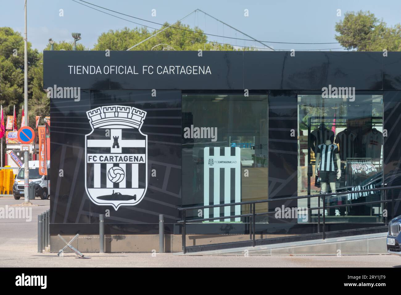 CARTAGENA, ESPAGNE - 19 SEPTEMBRE 2022 Boutique pour les fans de football du célèbre club de football FC Cartagena, situé juste à côté du stade i de Cartagonova Banque D'Images