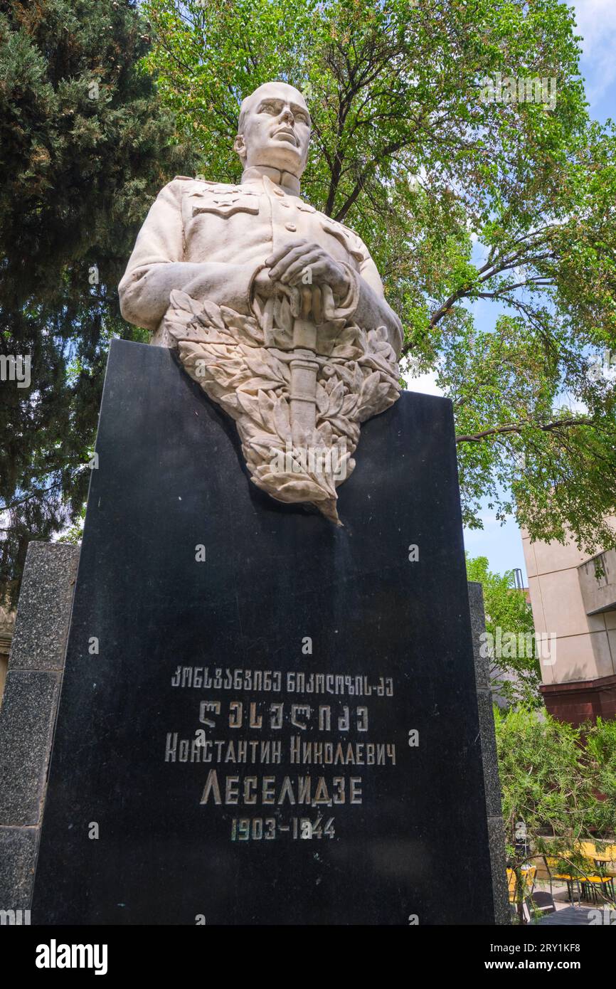 Statue en marbre blanc du colonel général Konstantin Leselidze. De la Grande Guerre patriotique. A Tbilissi, Géorgie, Europe. Banque D'Images
