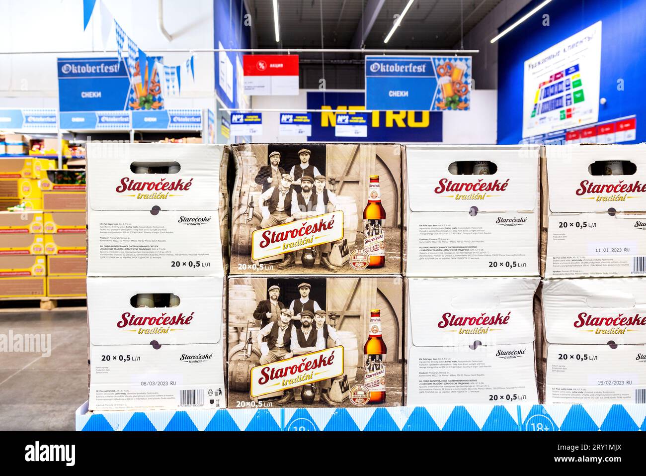 Samara, Russie - 24 septembre 2023 : Staroceske traditions bière légère tchèque en bouteille fabriquée à l'aide de la technologie traditionnelle dans un supermarché Banque D'Images