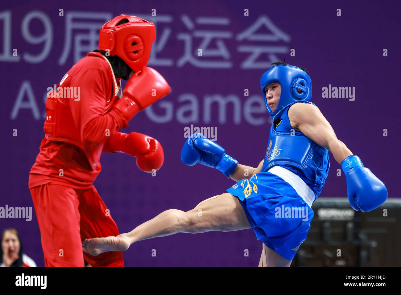HANGZHOU, CHINE - 28 SEPTEMBRE 2023 - la chinoise Li Yueyao (BLEUE) remporte le kick-boxing féminin de 52 kg en arts martiaux 2-0 contre son adversaire iranien aux Jeux asiatiques de Hangzhou à Hangzhou, dans la province du Zhejiang, en Chine, le 28 septembre 2023. (Photo de CFOTO/Sipa USA) Banque D'Images