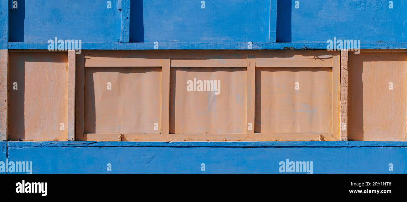 Fenêtres de cabane en bois bleu Banque D'Images