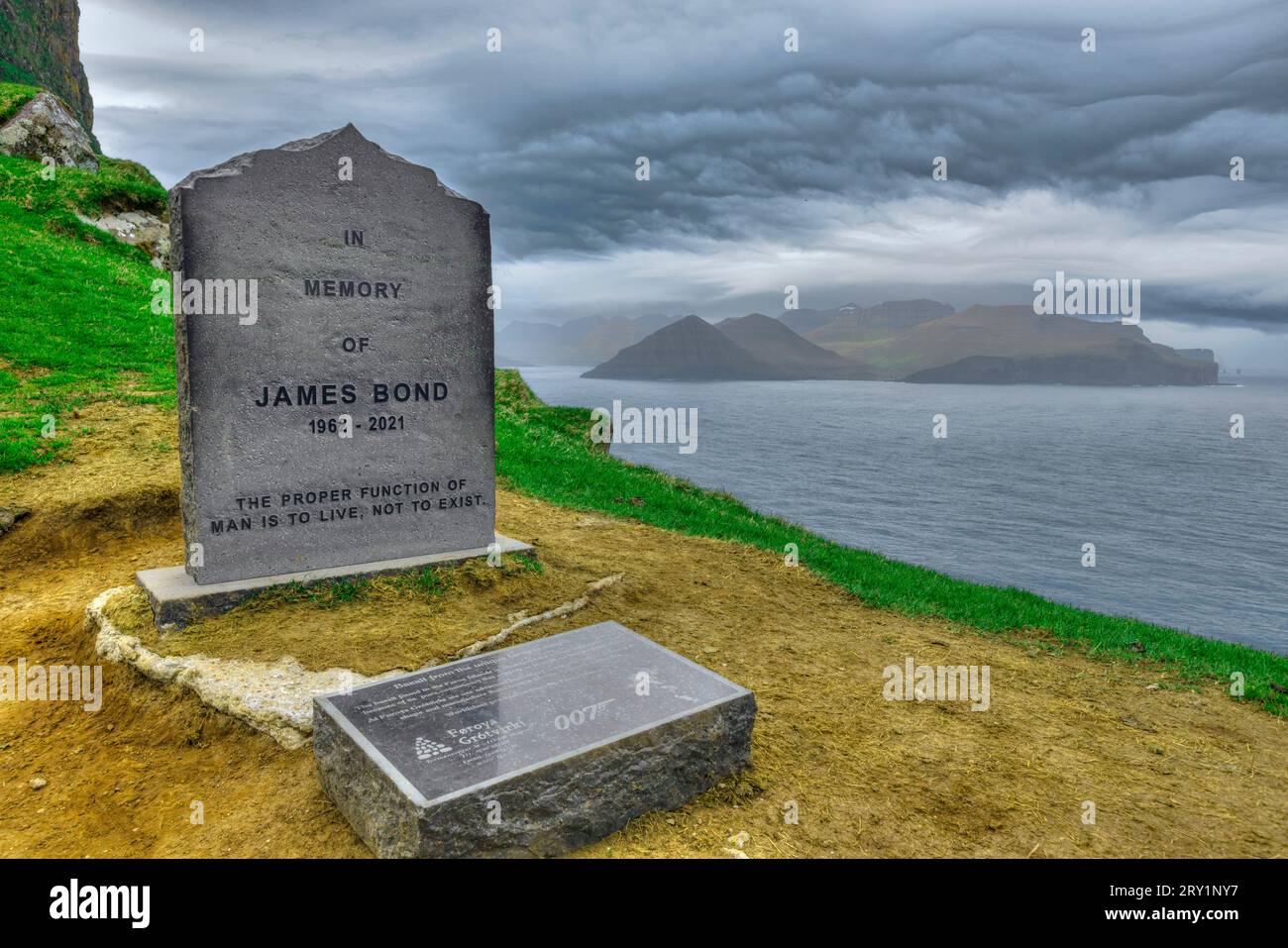 Phare de Kallur et pierre commémorative James Bond à Kalsoy, Îles Féroé Banque D'Images