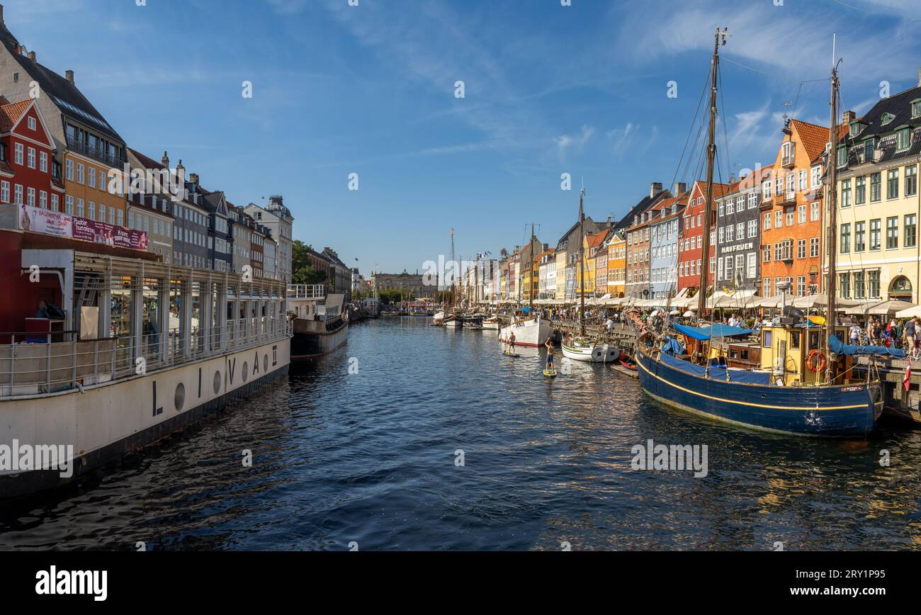 Nyhavn, uno de los lugares con más encanto de Copenhague con sus casas de colores, sus barcos en el mar y sus terrazas junto al canal. Dinamarca Banque D'Images