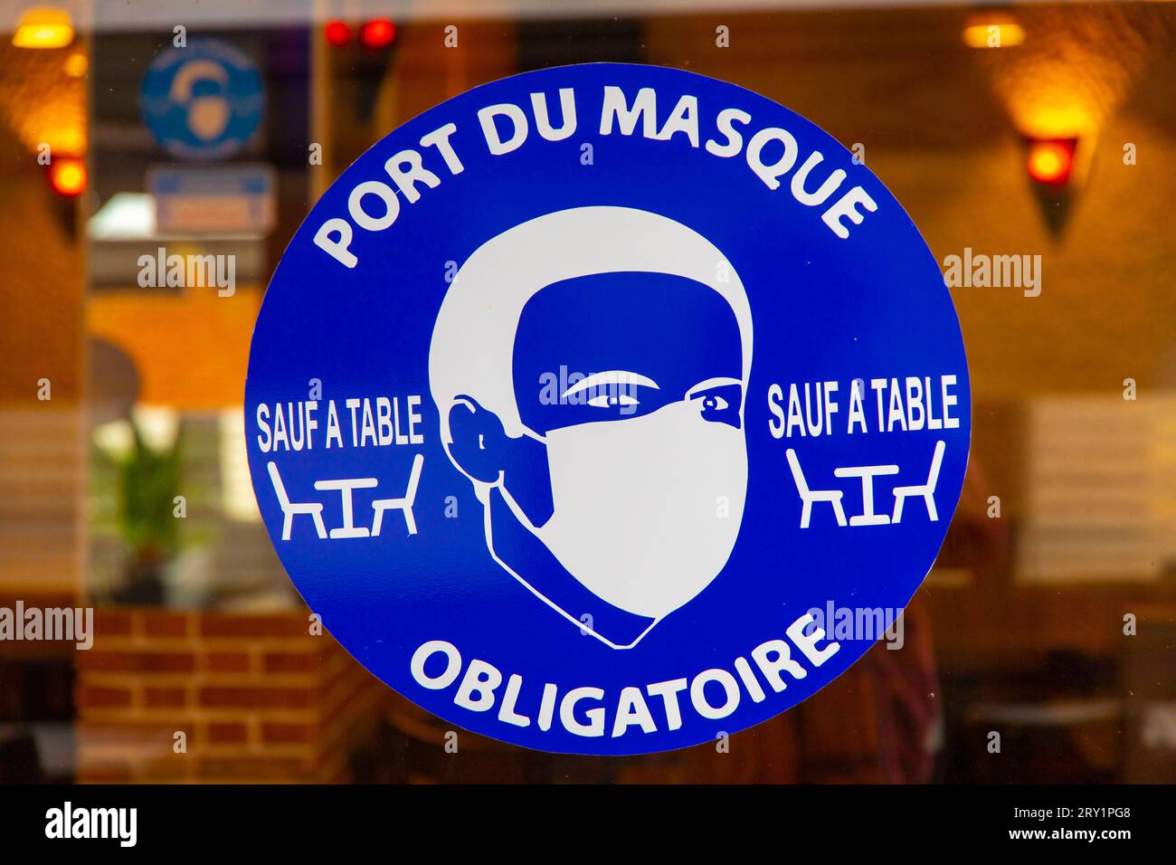France, coronavirus. Le port du masque est obligatoire sauf à table Banque D'Images