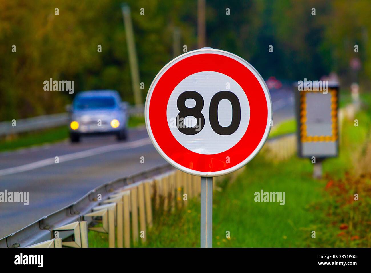 France, route à 80 km/h avec panneau et radar Banque D'Images