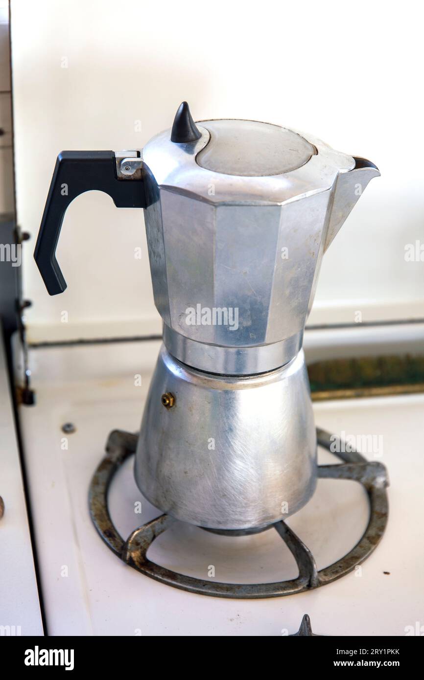 Vieille cafetière italienne sur une cuisinière à gaz Banque D'Images