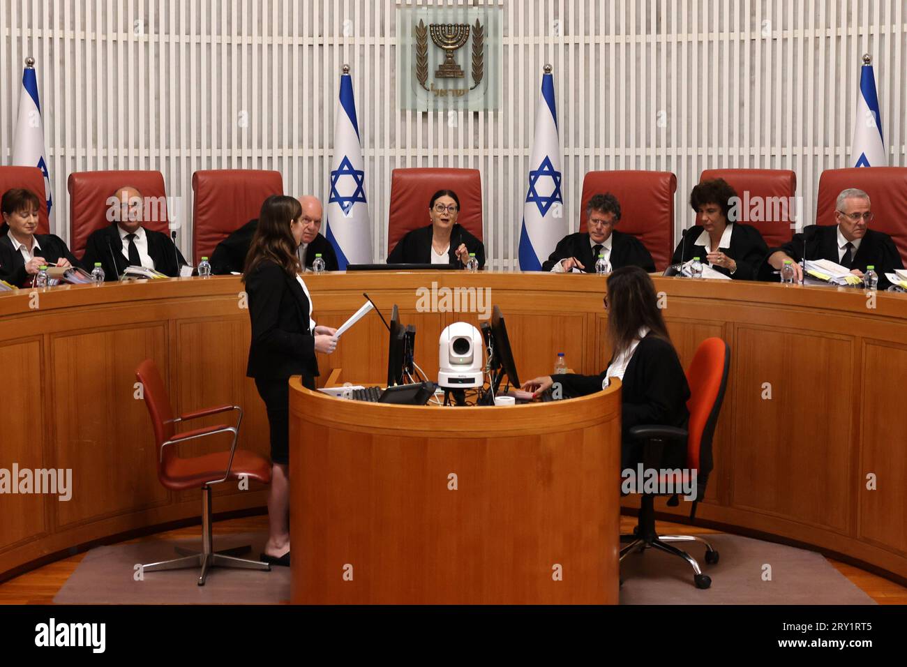 La présidente de la Cour suprême israélienne Esther Hayut (C) et les juges se réunissent pour entendre les pétitions contre la loi qui empêche la Cour d’ordonner au Premier ministre de se récuser, dans les locaux du tribunal à Jérusalem, le jeudi 28 septembre 2023. Photo piscine par Menahem Kahana/UPI Banque D'Images