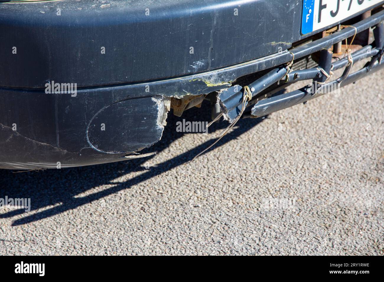 Pare-chocs cassé et réparé Banque D'Images