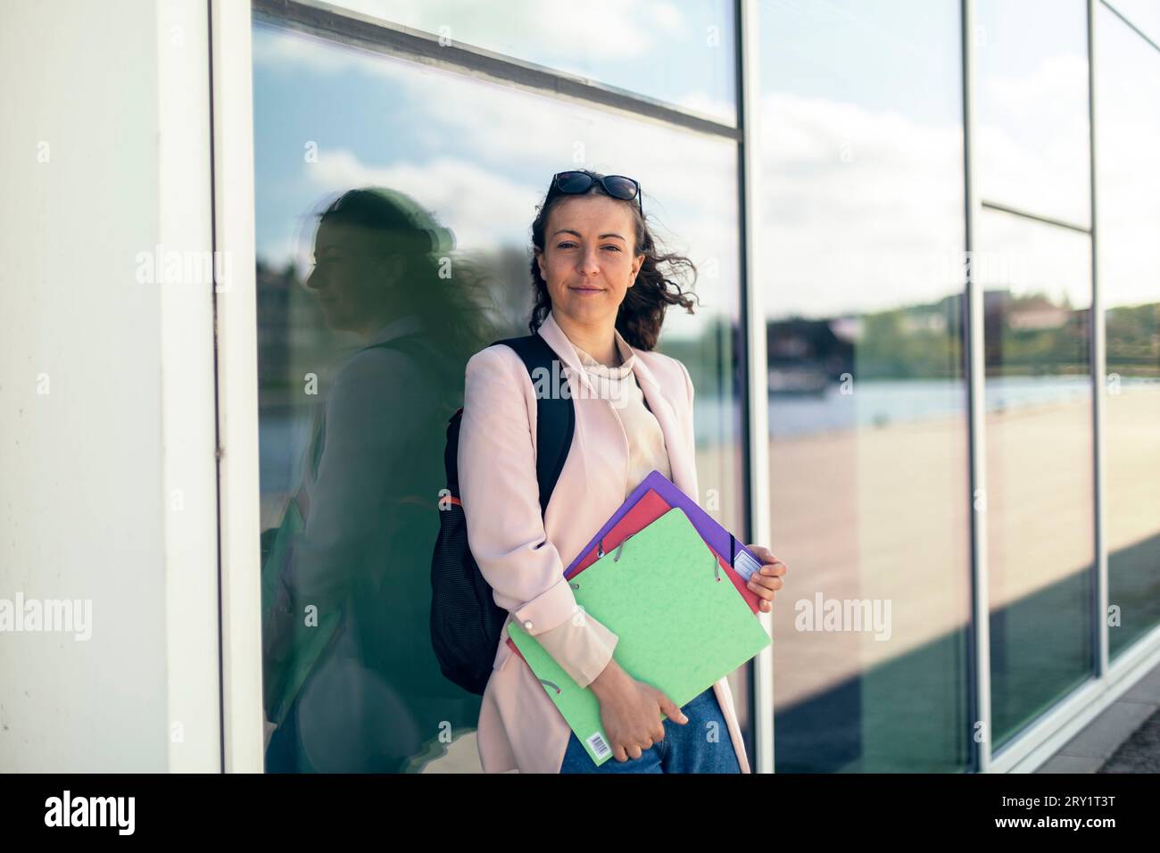 Étudiante avec un sac devant l'université Banque D'Images