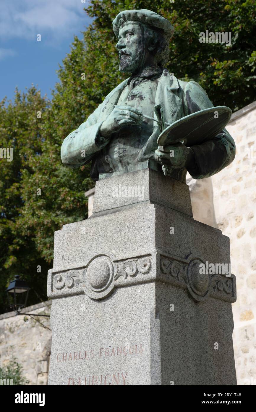 Statue en bronze du peintre Charles-François Daubigny (1817-1878) à Auvers-sur-Oise, rue de Paris, sculptée par Léon Fagel Banque D'Images