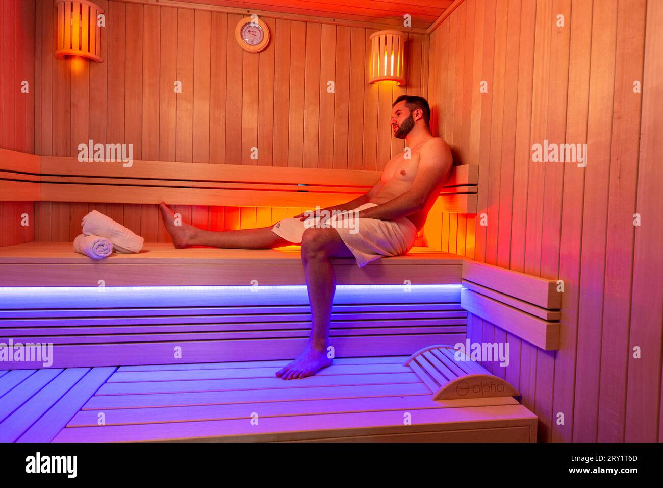 Jeune barbu au sauna Banque D'Images