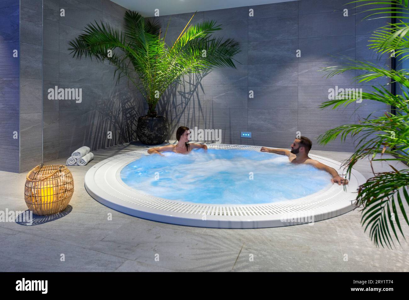 Bien-être, spa, couple en jacuzzi Banque D'Images