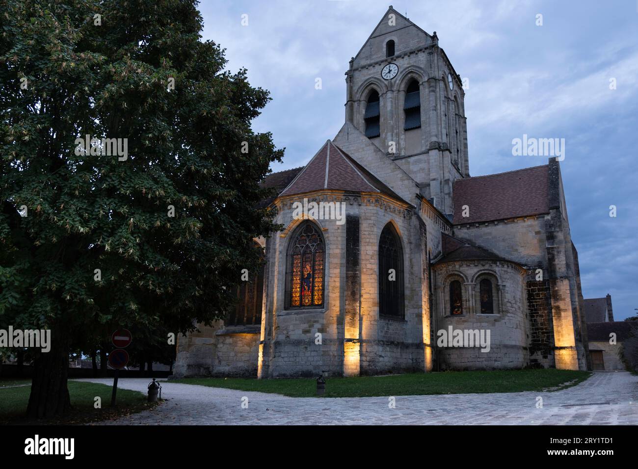 Église notre-Dame-de-l'Assomption, église paroissiale catholique à Auvers sur Oise. L'église, peinte par Vincent van Gogh. Coucher de soleil, ciel bleu Banque D'Images