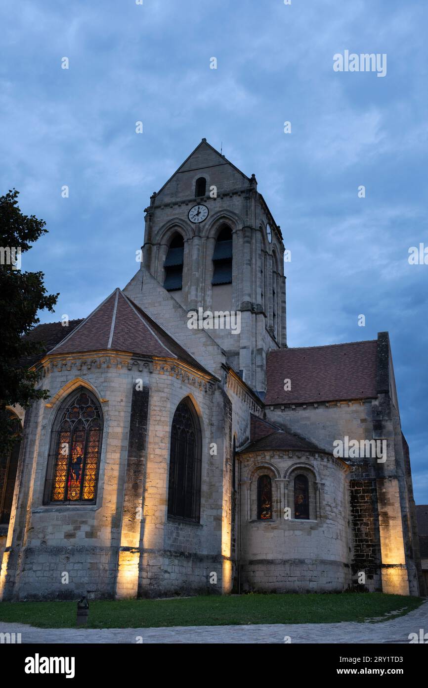 Église notre-Dame-de-l'Assomption, église paroissiale catholique à Auvers sur Oise. L'église, peinte par Vincent van Gogh. Coucher de soleil, ciel bleu Banque D'Images