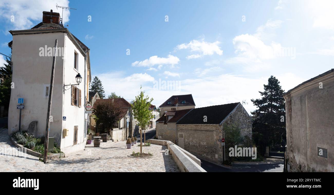 Paysage urbain avec restaurants et maisons rue Victor Hugo à Auvers-sur-Oise. De nombreux artistes impressionnistes de renommée mondiale y ont passé une partie de leur vie Banque D'Images
