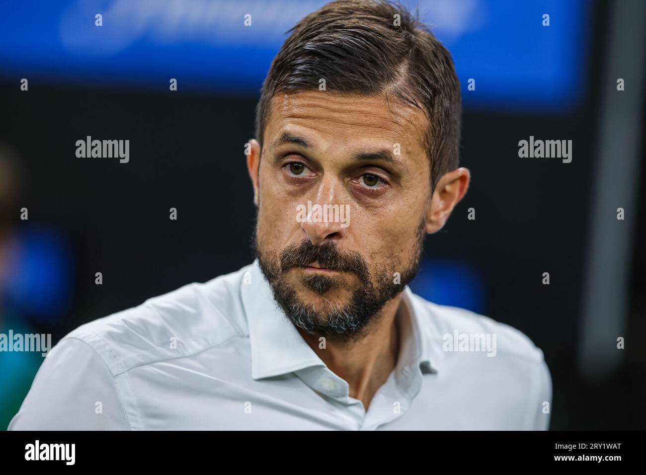 Alessio Dionisi entraîneur-chef de l'US Sassuolo regarde pendant le match de football Serie A 2023/24 entre le FC Internazionale et l'US Sassuolo au stade Giuseppe Meazza. NOTE FINALE : Inter 1 | 2 Sassuolo Banque D'Images