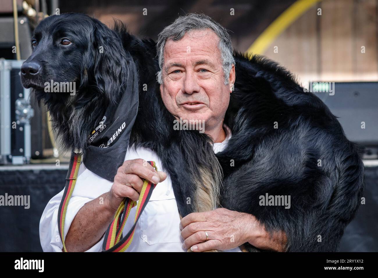 Labradoodle Doubaz, chien de service, d'assistance et de thérapie avec son compagnon humain John, Invictus Games Düsseldorf, Allemagne Banque D'Images
