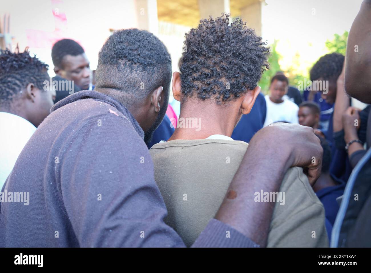 Turin, Italie - 27 septembre 2023 : migrants arrivant de Lampedusa dans un centre d'accueil temporaire de la Croix-Rouge Banque D'Images