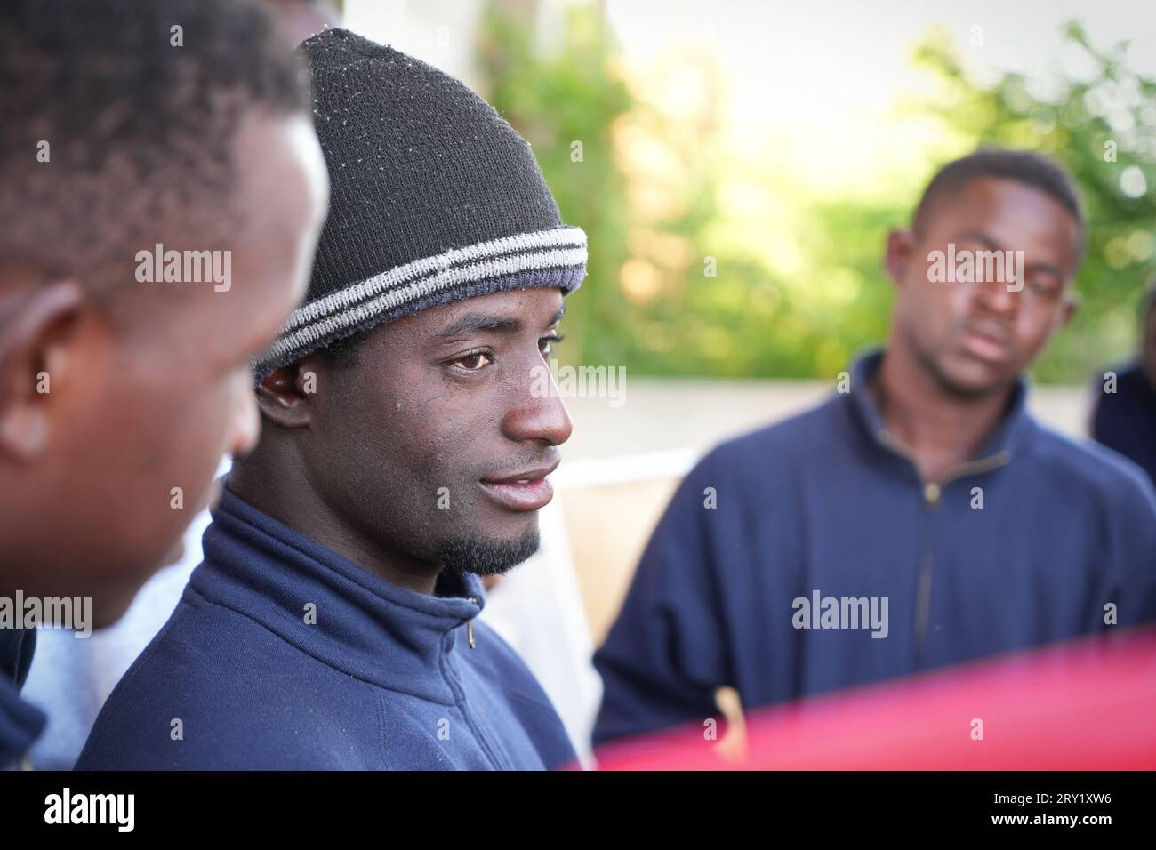 Turin, Italie - 27 septembre 2023 : migrants arrivant de Lampedusa dans un centre d'accueil temporaire de la Croix-Rouge Banque D'Images