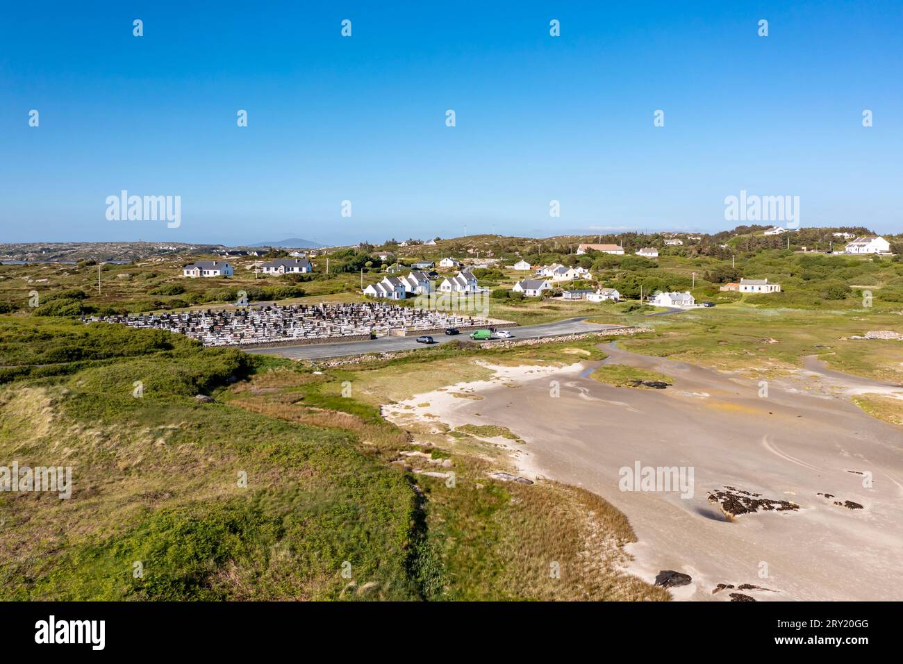 Vue aérienne du cimetière près du pont sur l'Atlantique à Cruit Island, comté de Donegal, Irlande. Banque D'Images